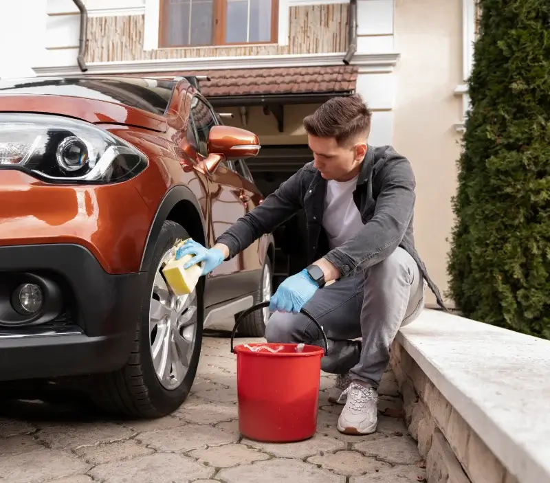 Lavage auto à domicile Saint-Pierre-le-Vieux : professionnel intervenant sur un véhicule